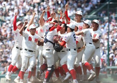 健大高崎を破り、優勝を決め、歓喜の輪を作る智弁和歌山ナイン＝甲子園（撮影・中田匡峻）