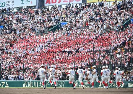優勝したナインにエールを送る智弁和歌山のスタンド