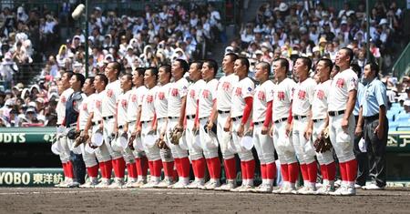 優勝し、校歌を歌う智弁和歌山ナイン