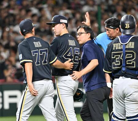 ７回、牧原大の投手強襲の打球を受け、ベンチに下がる本田（左から２人目）