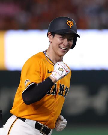 ４回、２ランを放ち、笑顔を見せる松本（撮影・佐々木彰尚）