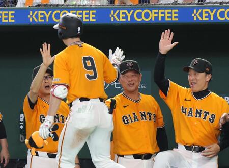 ４回、松本の２ランに喜ぶ橋上監督代行（中央）＝撮影・佐々木彰尚