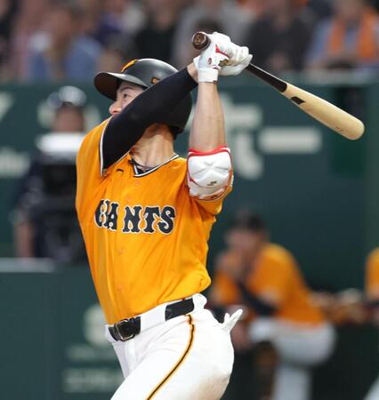 ４回、松本は左越えに２ランを放つ（撮影・佐々木彰尚）