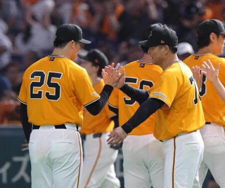 橋上監督代行とタッチをする代木（撮影・佐々木彰尚）