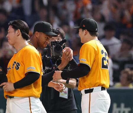 マルティネスからウイニングボールを受け取る代木（撮影・佐々木彰尚）