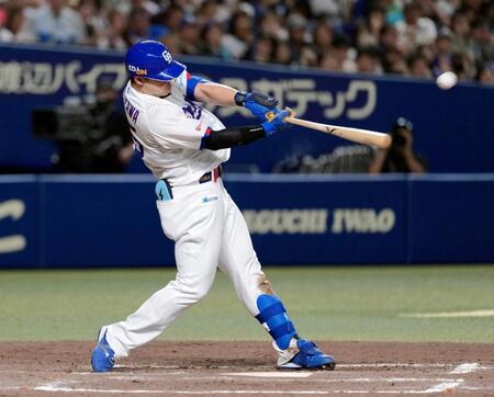 ８回、細川が左越えに同点本塁打を放つ