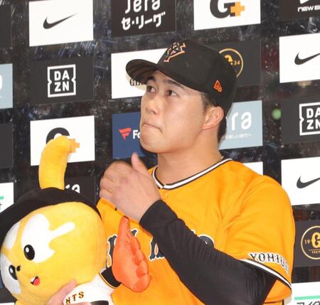 インタビューで涙ぐむ代木（撮影・佐々木彰尚）