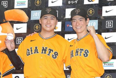 プロ入り初勝利を挙げた代木（左）と２ランを放った松本（撮影・佐々木彰尚）