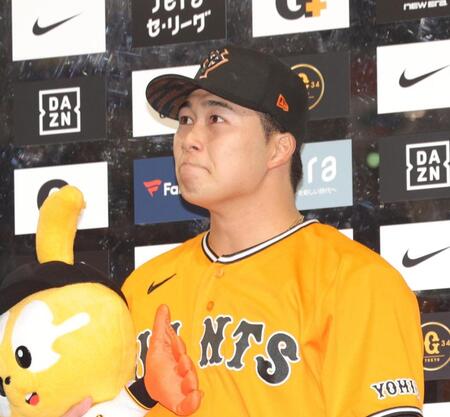 インタビューで涙ぐむ代木（撮影・佐々木彰尚）