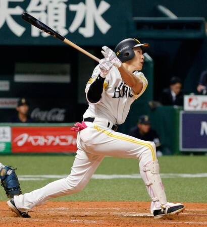 ５回、柳田が右越えに３ランを放つ