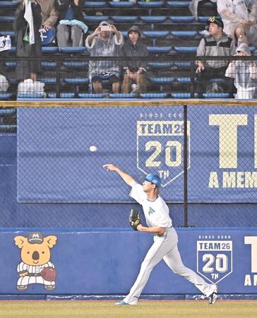 悪天候で試合開始が遅れる中、外野でキャッチボールする達（撮影・開出牧）