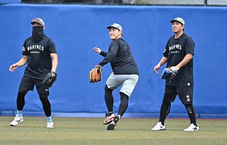 試合前、ノックを受ける西川（中央）。左は山本、右は愛斗（撮影・開出牧）