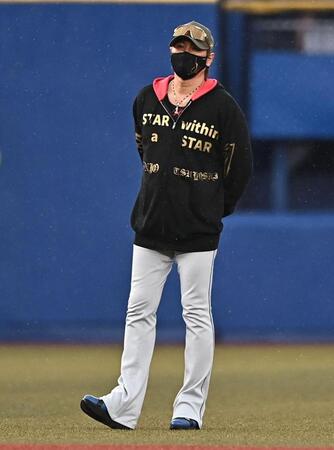 雨のグラウンドで練習を見守る新庄監督（撮影・開出牧）