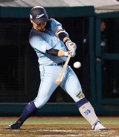 ８回、古賀悠が右翼線に先制の２点二塁打を放つ