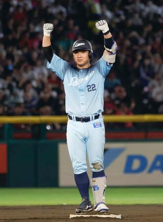 ８回、先制の２点二塁打を放ち、ポーズを決める古賀悠