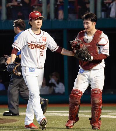 ５回、ピンチを切り抜け捕手太田とベンチに戻る早川。７回無失点と好投した