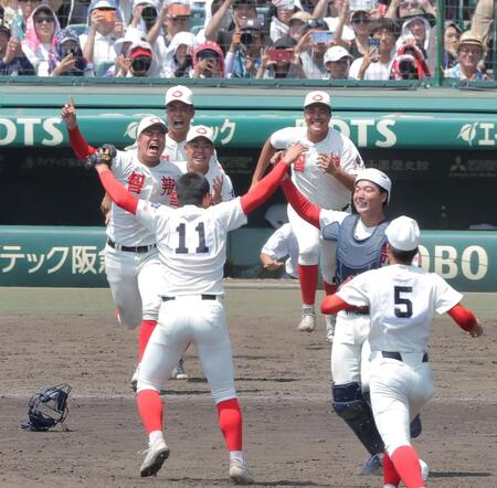 優勝を決め、マウンドに駆け寄る智弁和歌山ナイン（撮影・西田忠信）