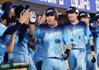 １１回、代打で満塁本塁打を放ち、ナインに迎えられる中村剛（手前）
