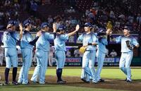 楽天に勝利し、タッチを交わす西武ナイン