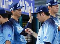 楽天に勝利し、中村剛（手前右）らを迎える西口監督（左）