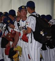 健大高崎・石垣聡志（手前）と話す健大高崎・佐藤麻恩（撮影・中田匡峻）