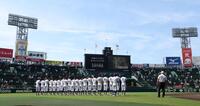 グラウンドにあいさつをする健大高崎ナイン＝甲子園（撮影・中田匡峻）