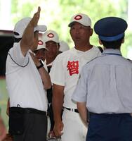 話をする智弁和歌山・中谷仁監督（撮影・中田匡峻）