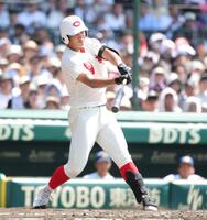 ２回、智弁和歌山・山下晃平は先制となる適時三塁打を放つ（撮影・坂部計介）