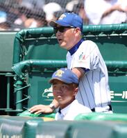 ６回、ベンチから声を出す健大高崎・青柳博文監督＝甲子園（撮影・中田匡峻）