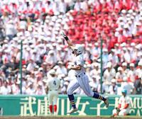 ８回、ライトへ逆転２ランを放った健大高崎・石田雄星（撮影・中田匡峻）