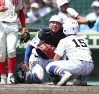 ８回、悶絶する健大高崎・大岩翔斗（撮影・中田匡峻）
