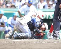 ８回、智弁和歌山・川原一将の打球が体に当たり、倒れ込む健大高崎・大岩翔斗（撮影・坂部計介）