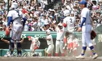 ８回、智弁和歌山・川原一将の同点スクイズで拳を突き上げる智弁和歌山・中谷仁監督（中央）＝撮影・中田匡峻