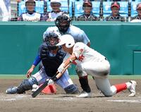 ８回、同点に追いつくスクイズを決める智弁和歌山・川原一将（撮影・立川洋一郎）