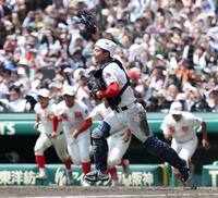 健大高崎に勝利し、優勝を決め歓喜の輪に向かう智弁和歌山・山田凜虎（撮影・中田匡峻）