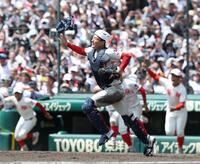 健大高崎に勝利し、優勝を決め歓喜の輪に向かう智弁和歌山・山田凜虎（撮影・中田匡峻）