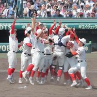 優勝を決め、マウンドで歓喜する智弁和歌山ナイン（撮影・西田忠信）