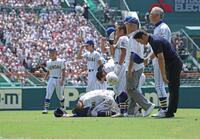 智弁和歌山に敗れ、涙を流す健大高崎ナイン（撮影・中田匡峻）
