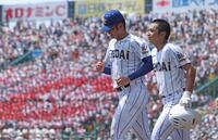 健大高崎・北田莉玖（左）を支える健大高崎・石田雄星（撮影・中田匡峻）