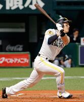 １回、栗原が右越えに二者連続となる本塁打を放つ