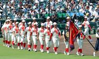 優勝旗を先頭に場内を回る智弁和歌山ナイン（撮影・立川洋一郎）