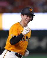 ４回、２ランを放ち、笑顔を見せる松本（撮影・佐々木彰尚）