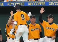 ４回、松本の２ランに喜ぶ橋上監督代行（中央）＝撮影・佐々木彰尚