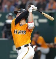 ４回、松本は左越えに２ランを放つ（撮影・佐々木彰尚）