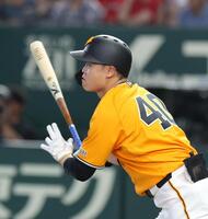 ６回、中山は中前に２点適時打を放つ（撮影・佐々木彰尚）