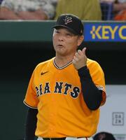 １回、一塁走者・浦田のアウト判定で審判に詰め寄る橋上監督代行（撮影・佐々木彰尚）