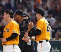 マルティネスからウイニングボールを受け取る代木（撮影・佐々木彰尚）