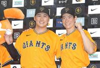 プロ入り初勝利を挙げた代木（左）と２ランを放った松本（撮影・佐々木彰尚）