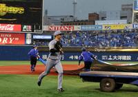試合前、雨脚が強まりアップしていた近本は慌ててベンチに戻る（撮影・山口登）