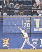 悪天候で試合開始が遅れる中、外野でキャッチボールする達（撮影・開出牧）